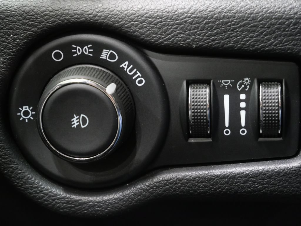 Used 2025 Chrysler Pacifica Select FWD image 14