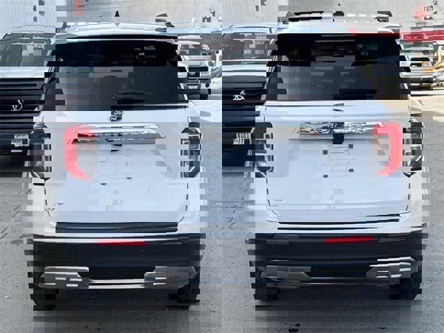 Used 2024 Ford Explorer XLT w/ Equipment Group 202A image 5