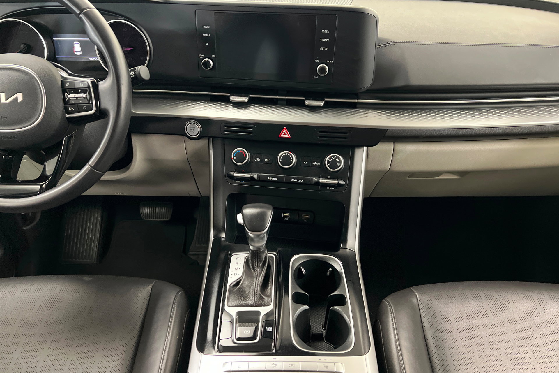 Used 2024 Kia Carnival LX image 14