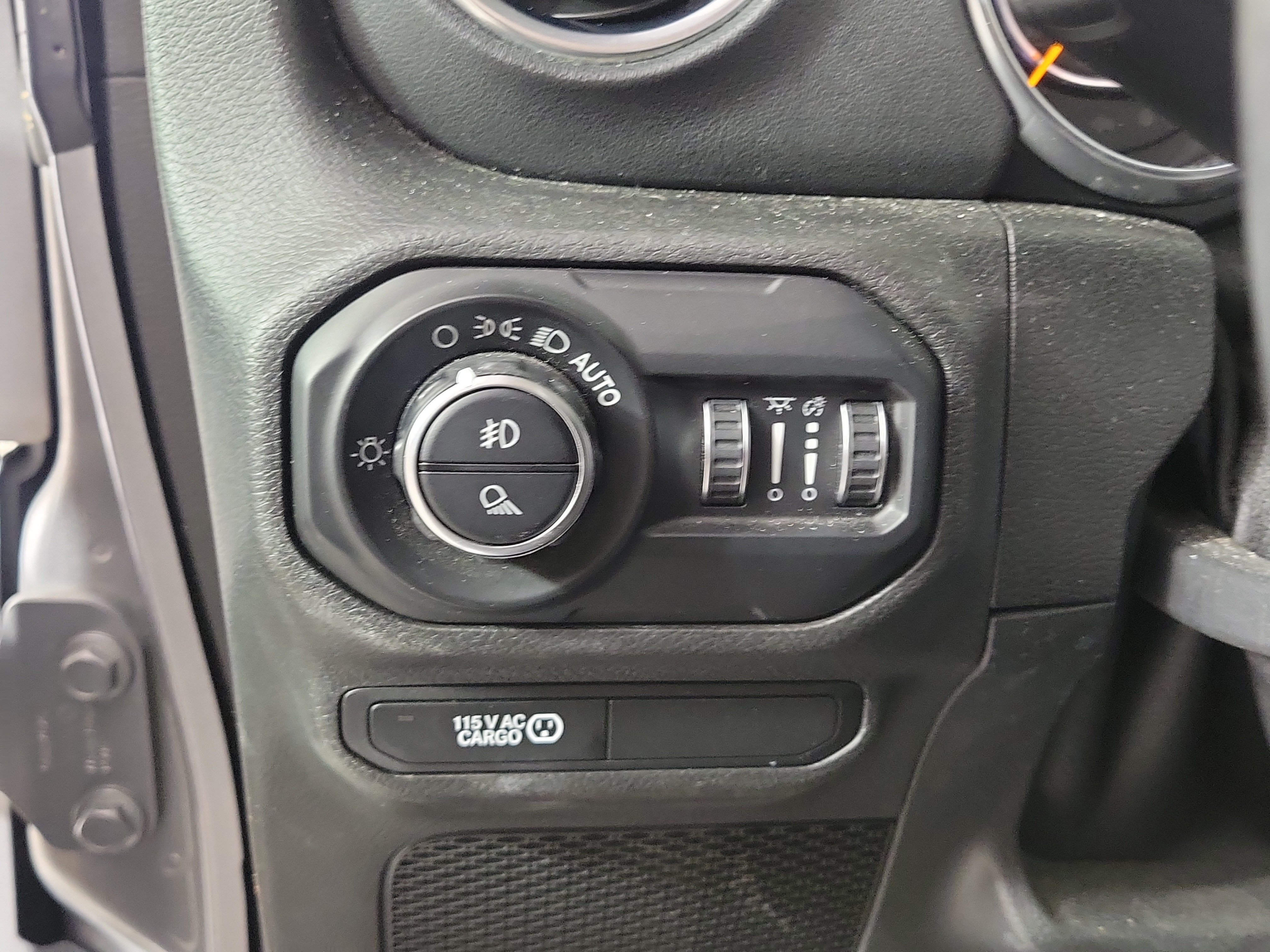 Used 2020 Jeep Gladiator Overland AWD/4WD image 13