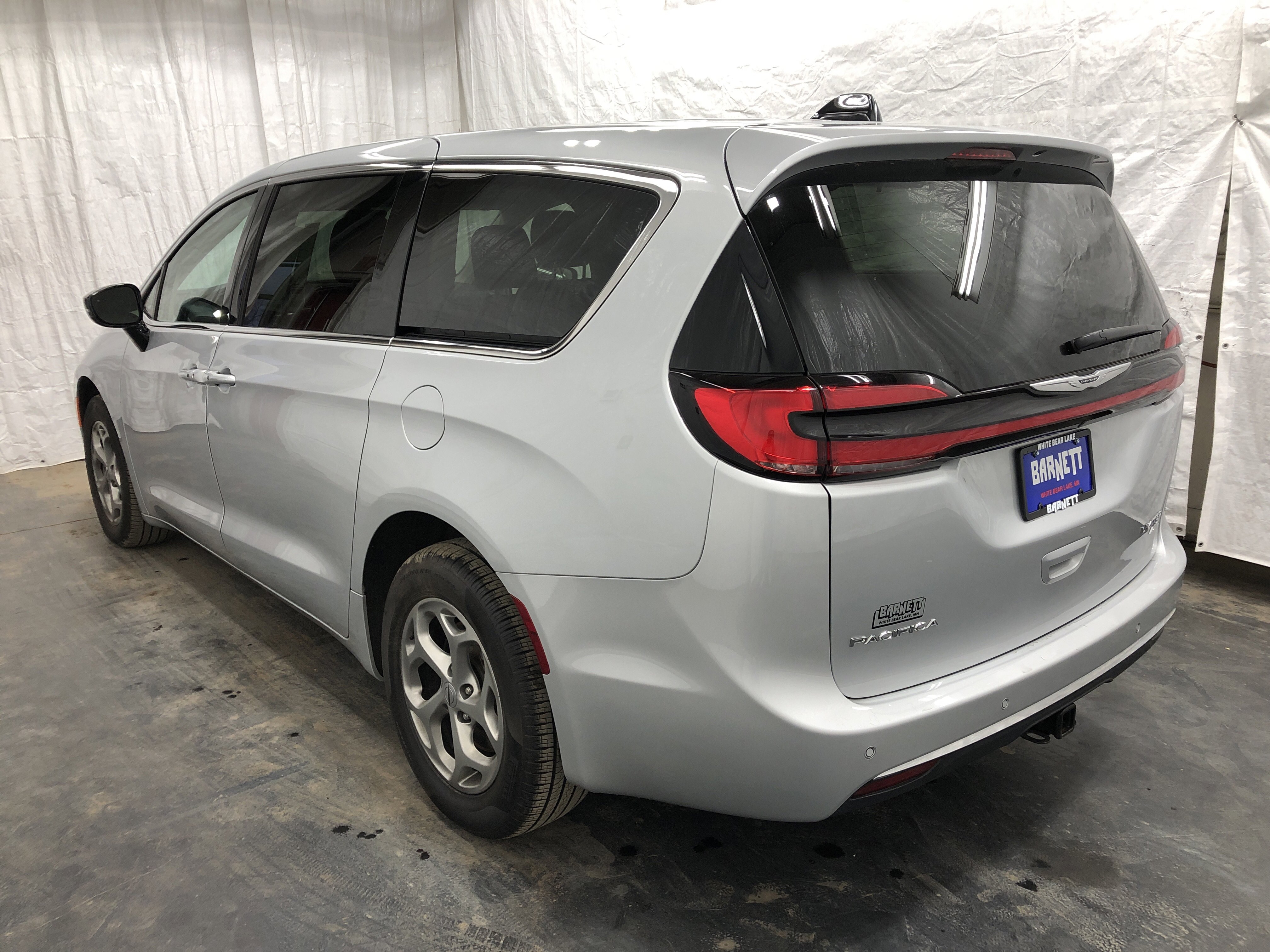 Certified 2024 Chrysler Pacifica Limited w/ Trailer Tow Group AWD/4WD image 6
