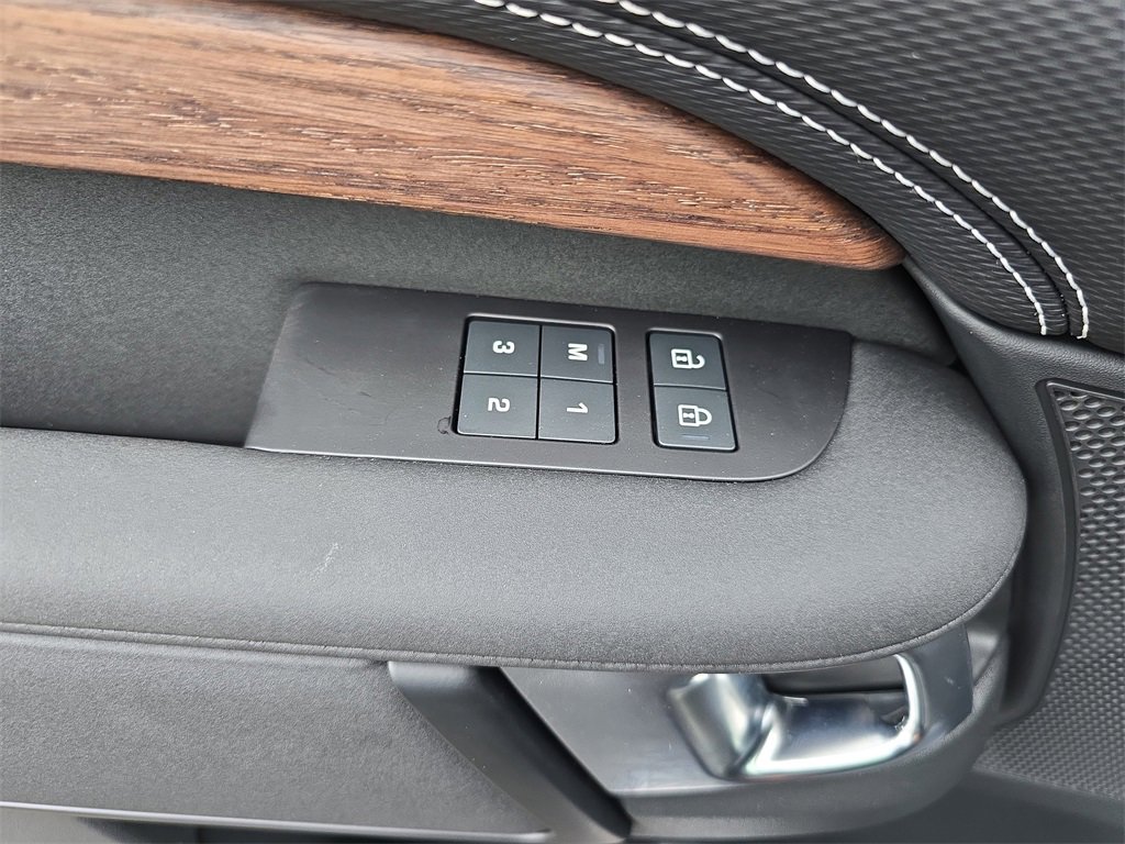 New 2025 Land Rover Discovery Dynamic SE image 30