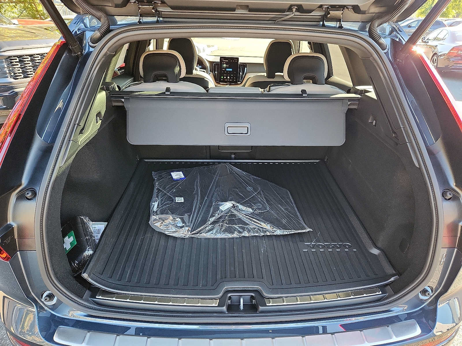 Used 2027 Volvo XC60 B5 Plus AWD/4WD image 26