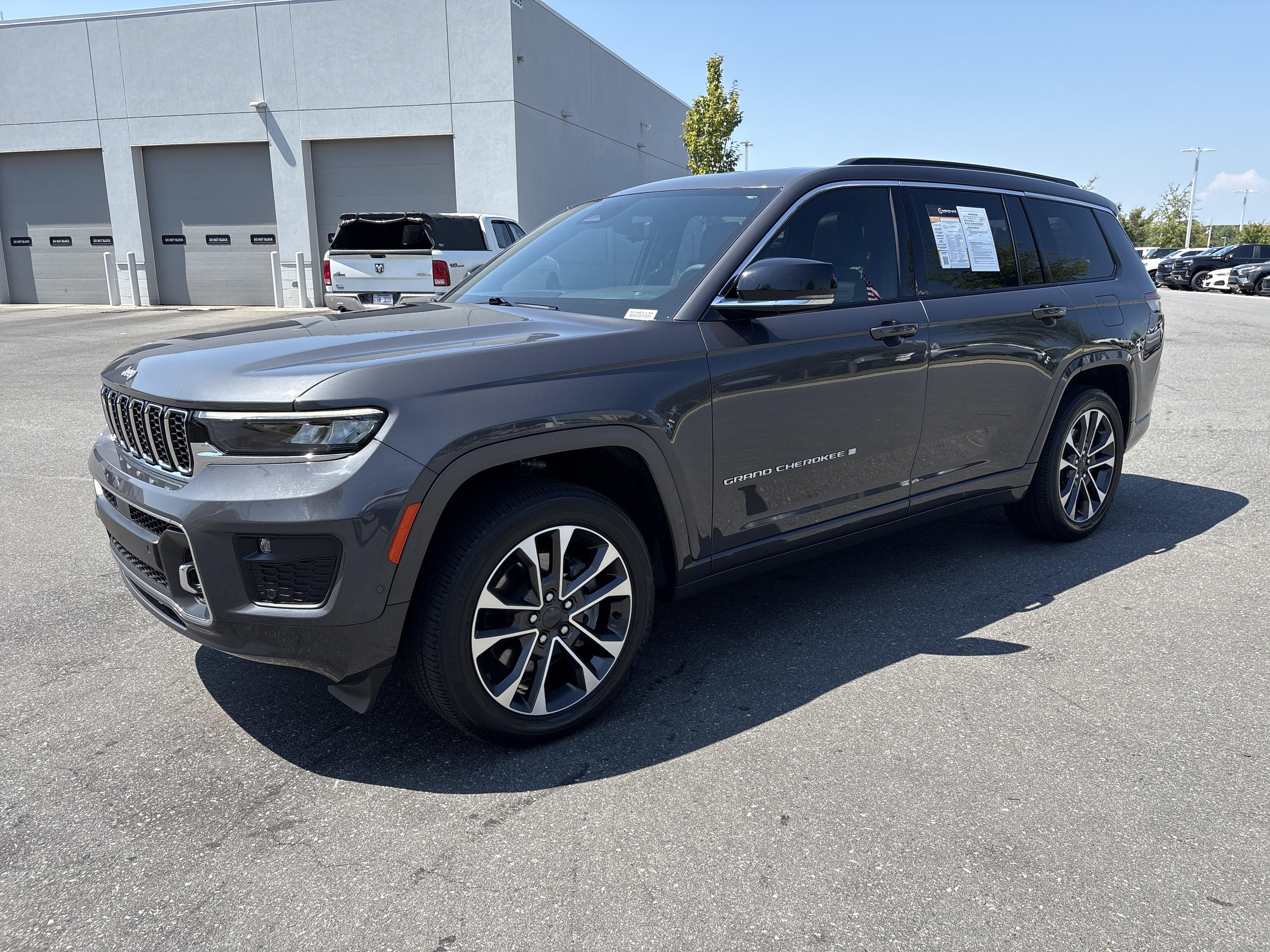 Used 2024 Jeep Grand Cherokee L Overland w/ Luxury Tech Group IV AWD/4WD image 5