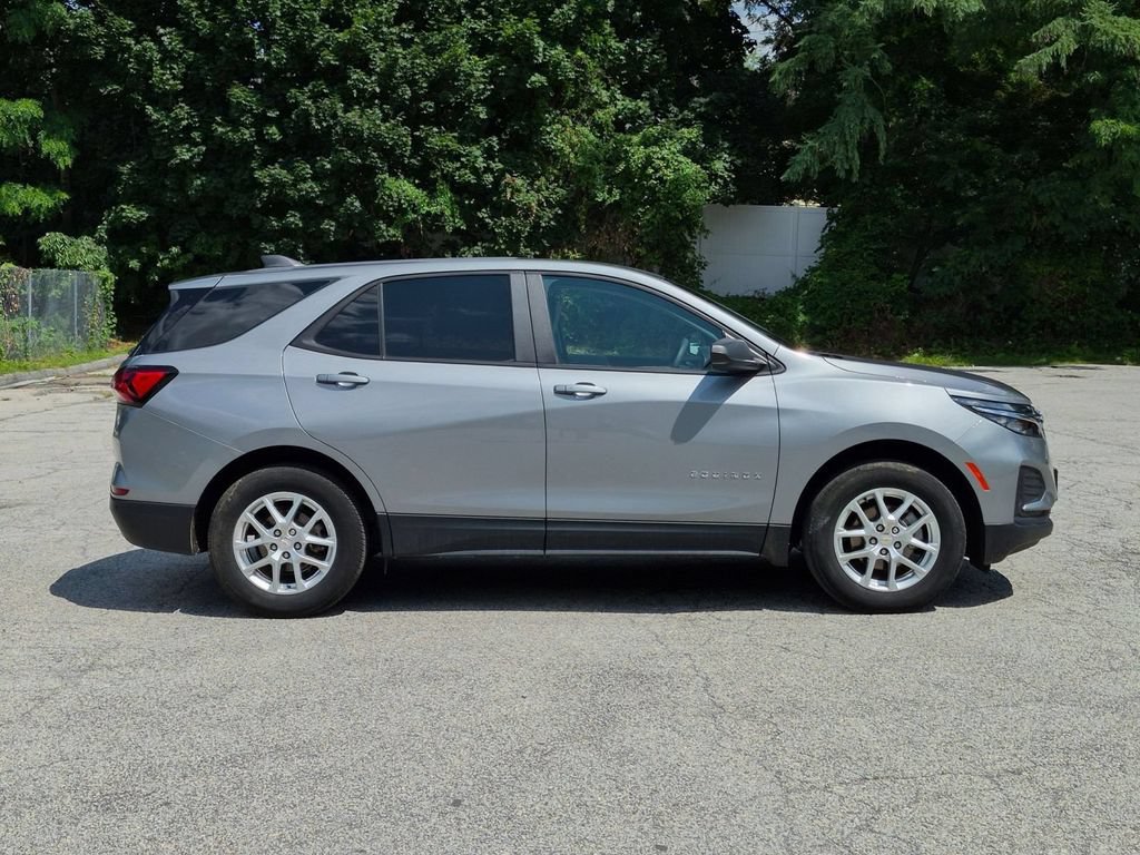 Used 2024 Chevrolet Equinox LS w/ LS Convenience Package AWD/4WD image 2