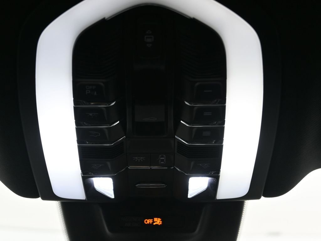 Certified 2025 Porsche Macan AWD/4WD image 25