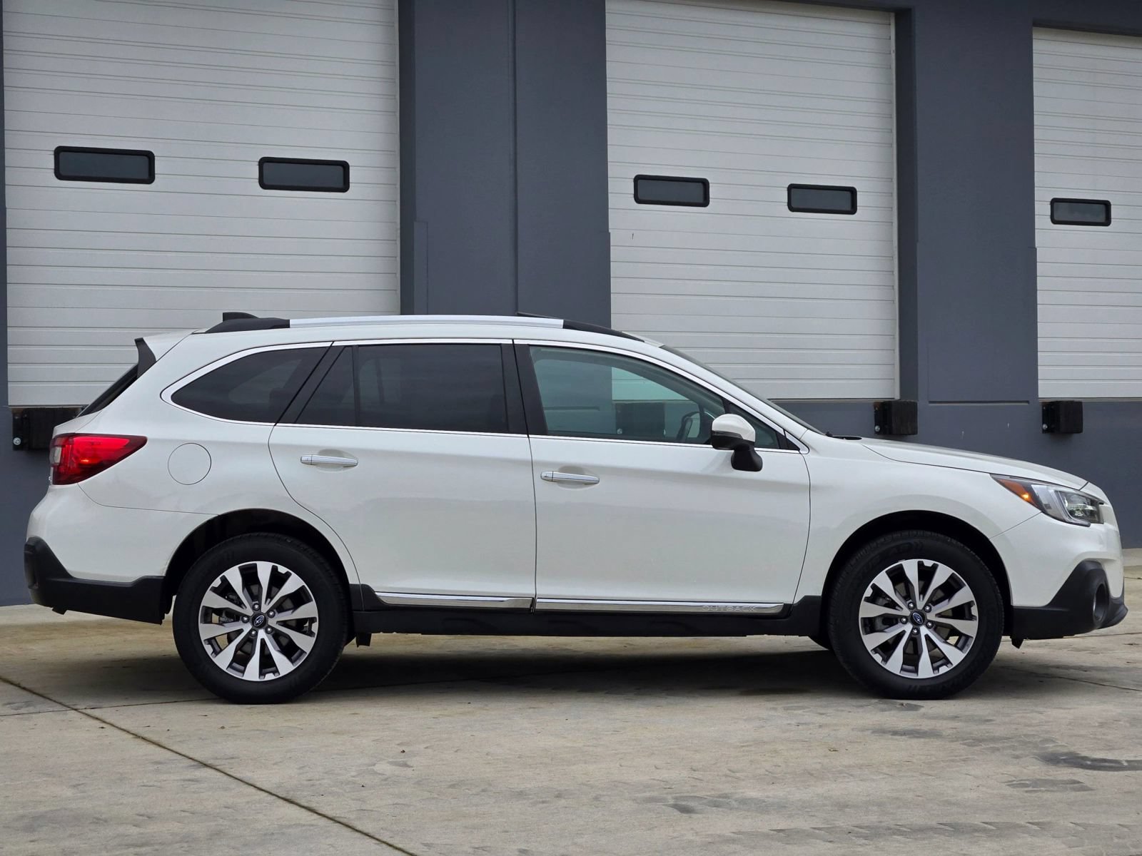 Used 2018 Subaru Outback 3.6R Touring w/ Popular Package #3 AWD/4WD image 9