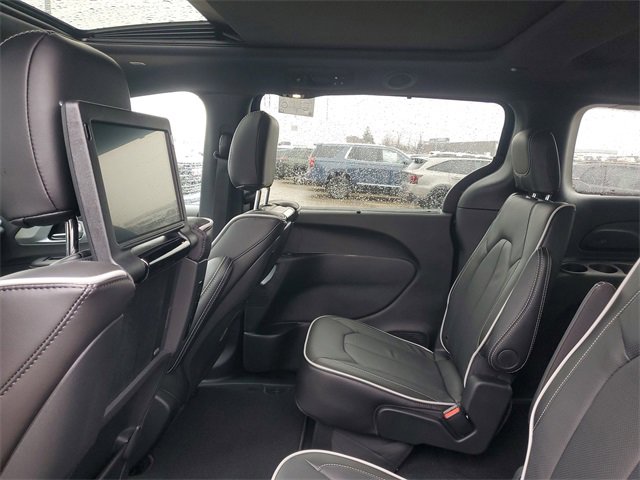 New 2026 Chrysler Pacifica Limited w/ Uconnect Theater Family Group image 10