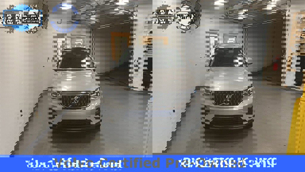 Certified 2025 Volvo XC40 B5 Core image 1