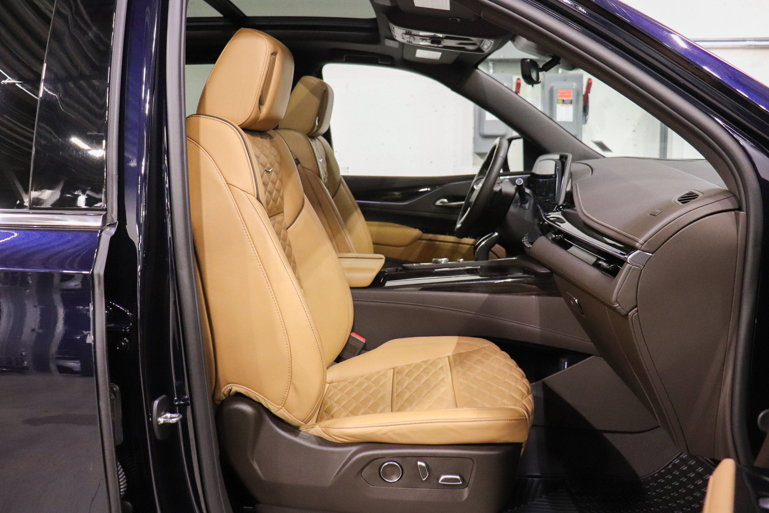 Used 2024 Cadillac Escalade Premium Luxury AWD/4WD image 14