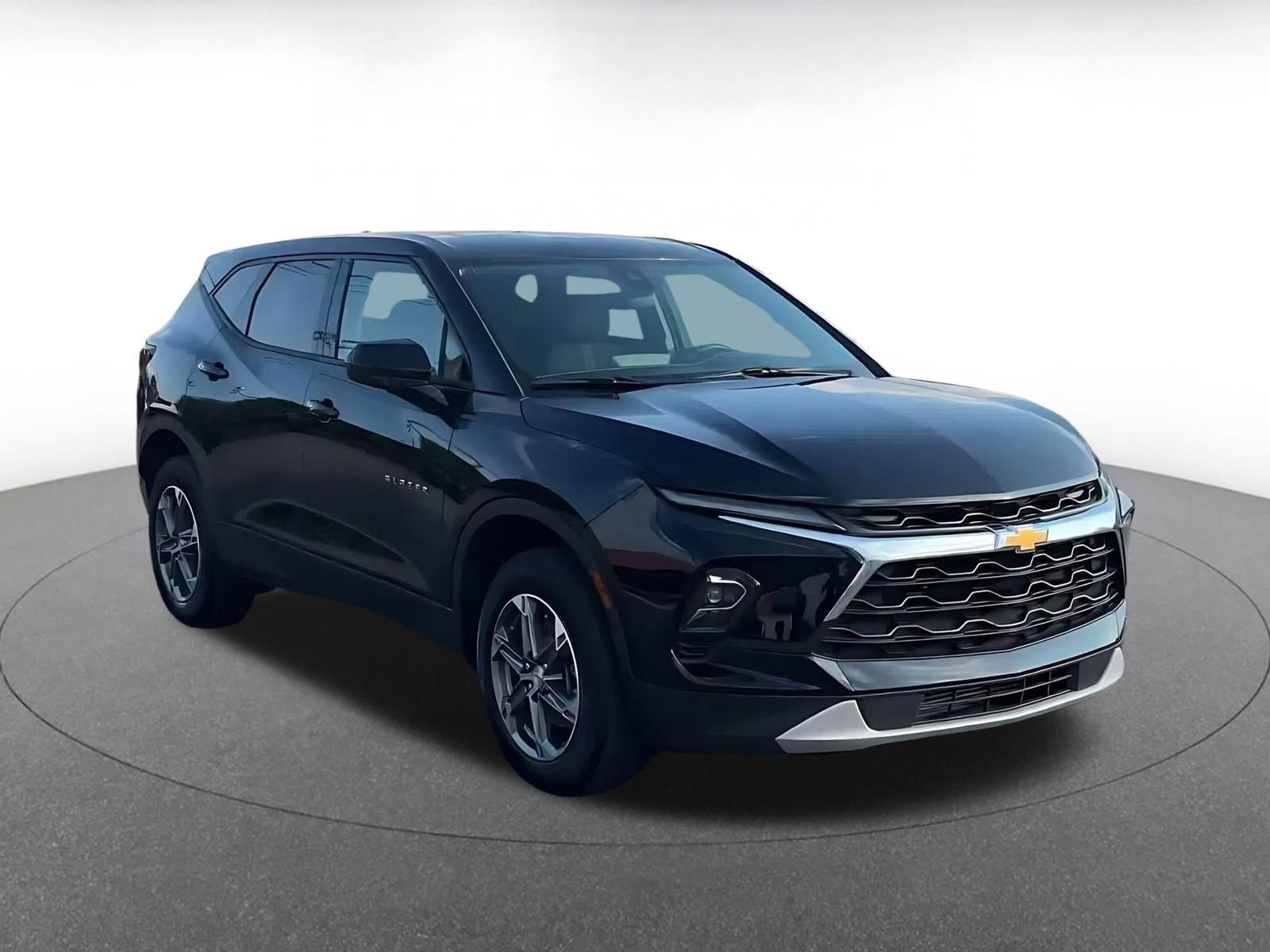 Used 2025 Chevrolet Blazer LT FWD image 3