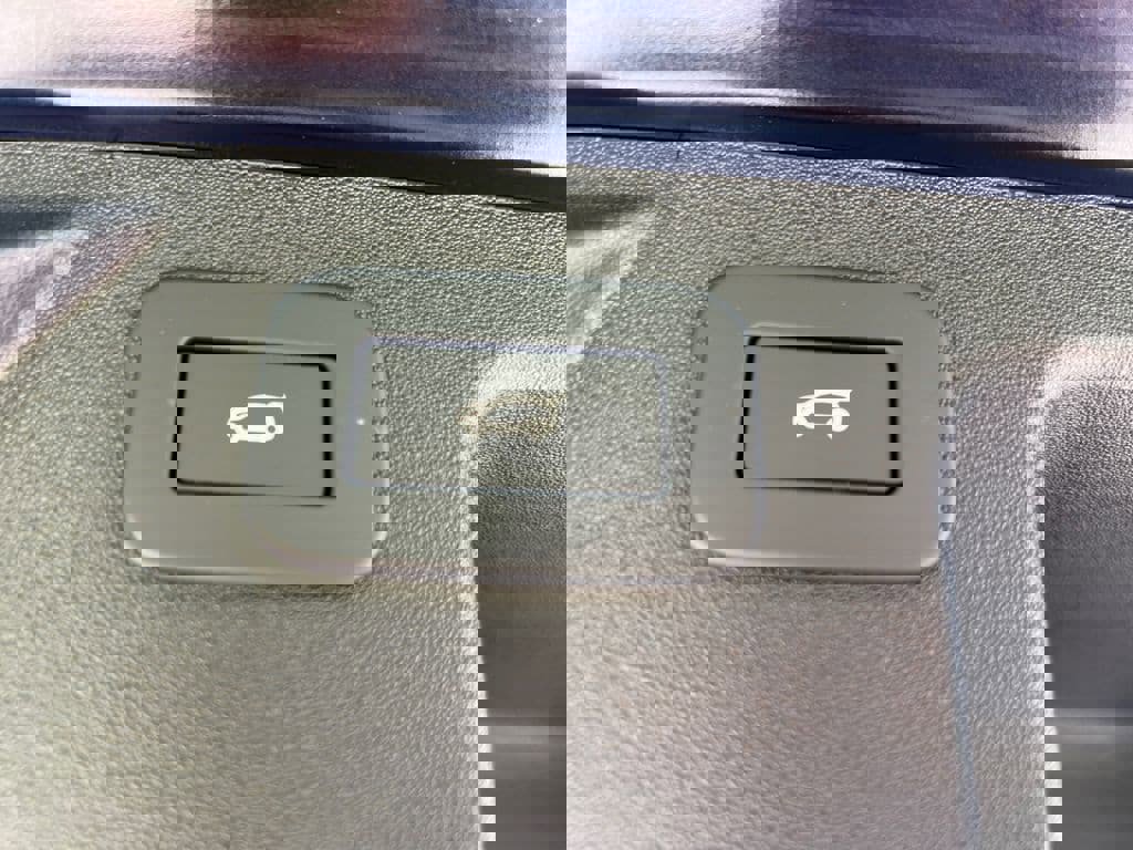 New 2024 Land Rover Discovery Sport S image 32