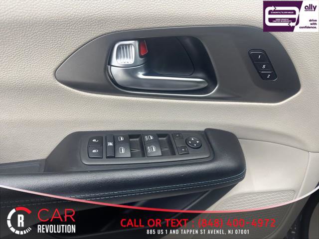 Used 2021 Chrysler Pacifica Touring-L image 15