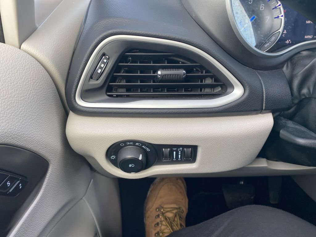 Used 2024 Chrysler Pacifica Touring-L image 17