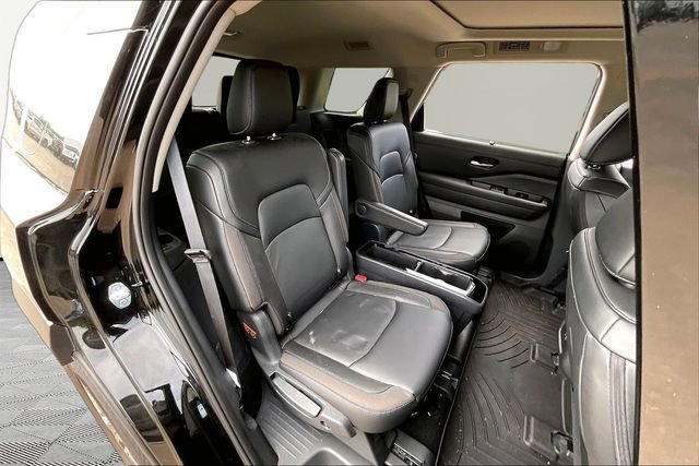 Used 2025 Nissan Pathfinder SL w/ SL Premium Package FWD image 17