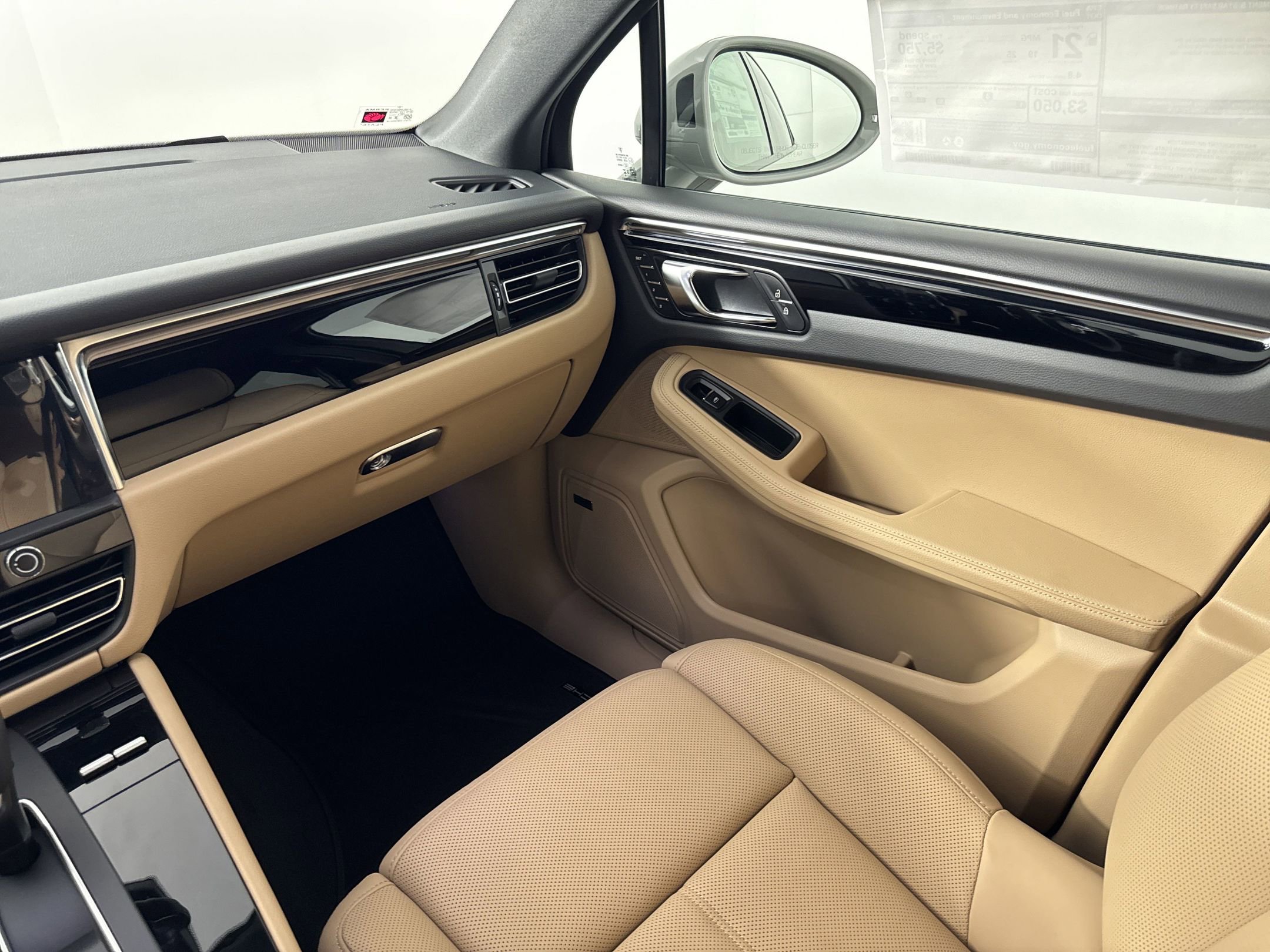 Certified 2025 Porsche Macan image 27