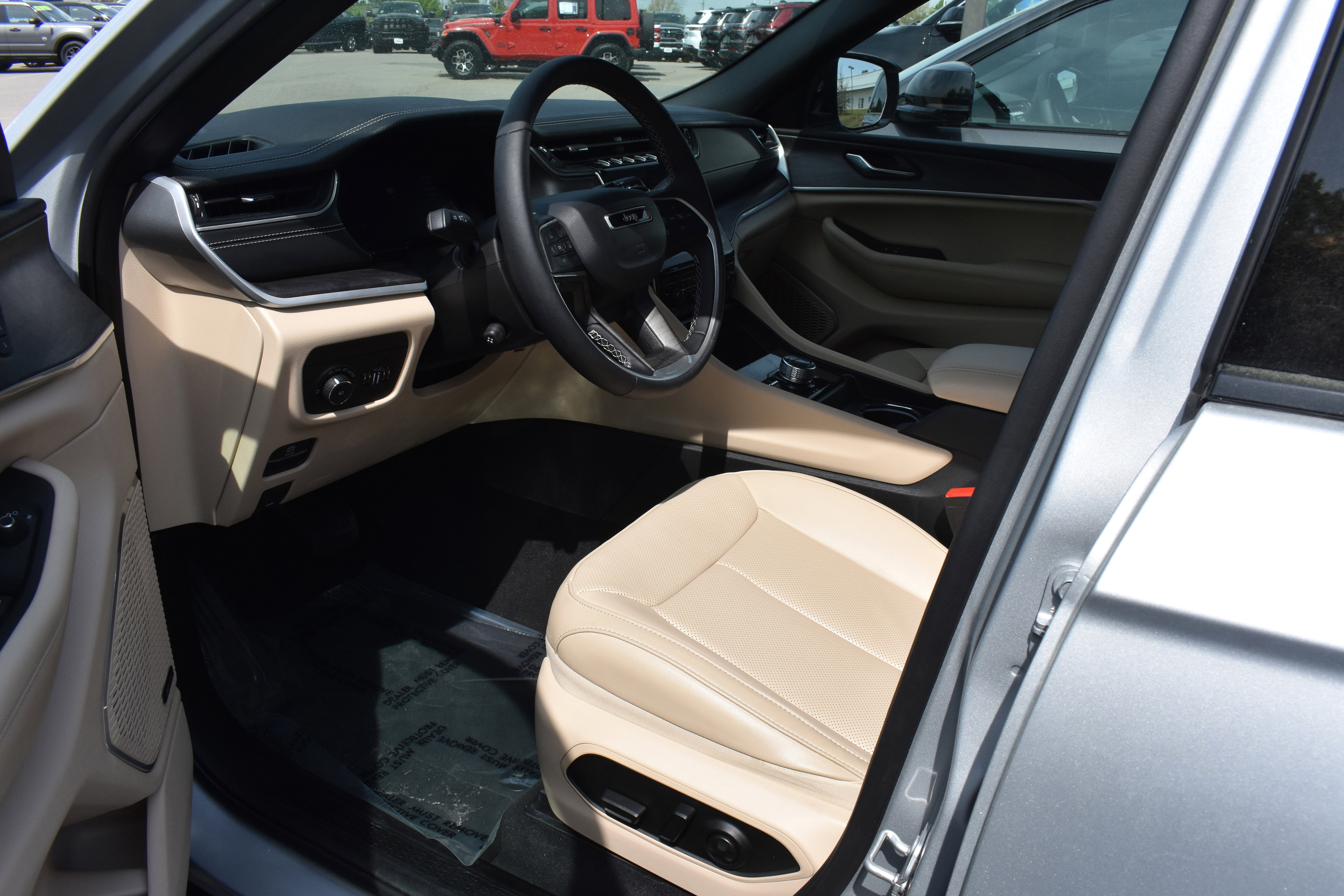 Used 2025 Jeep Grand Cherokee Limited w/ Luxury Tech Group II image 12