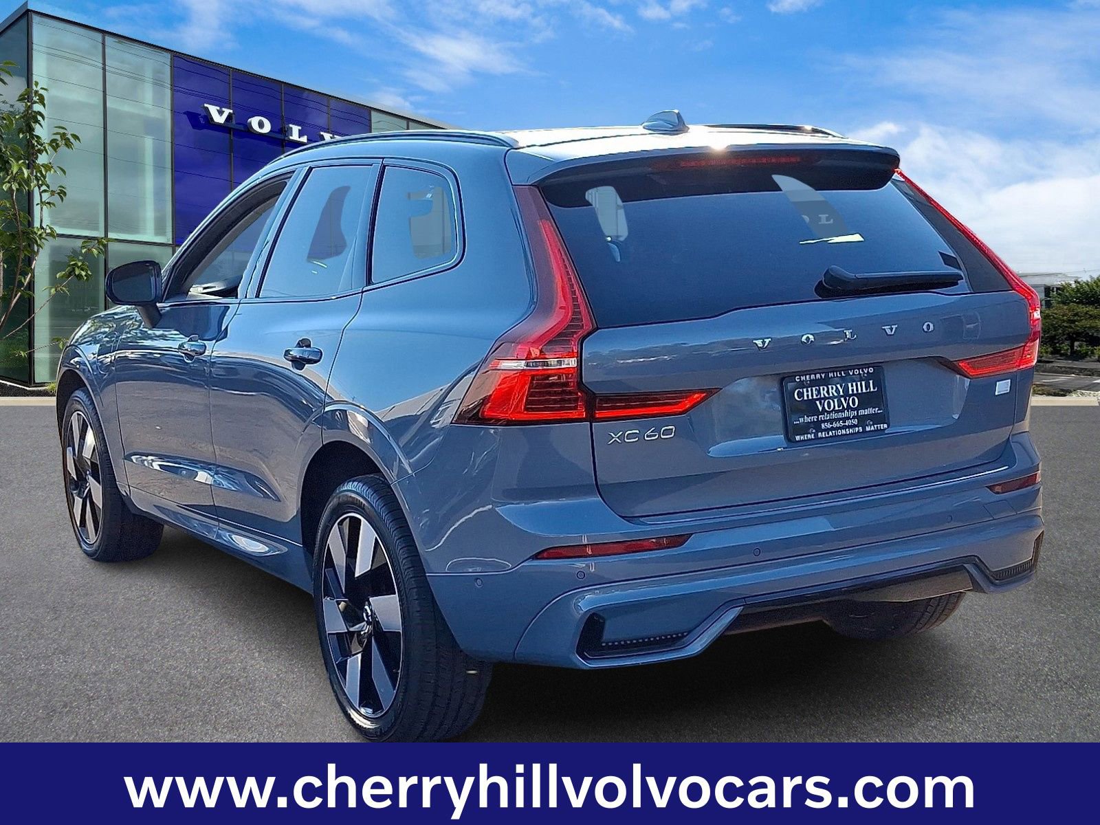 Certified 2024 Volvo XC60 T8 Plus w/ Protection Package Premier image 4
