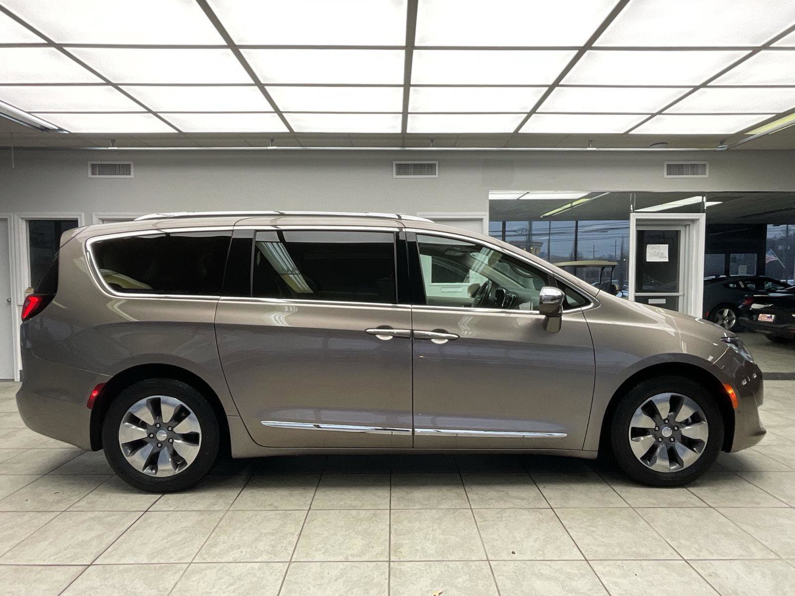 Used 2018 Chrysler Pacifica Limited w/ Advanced Safetytec Group image 4