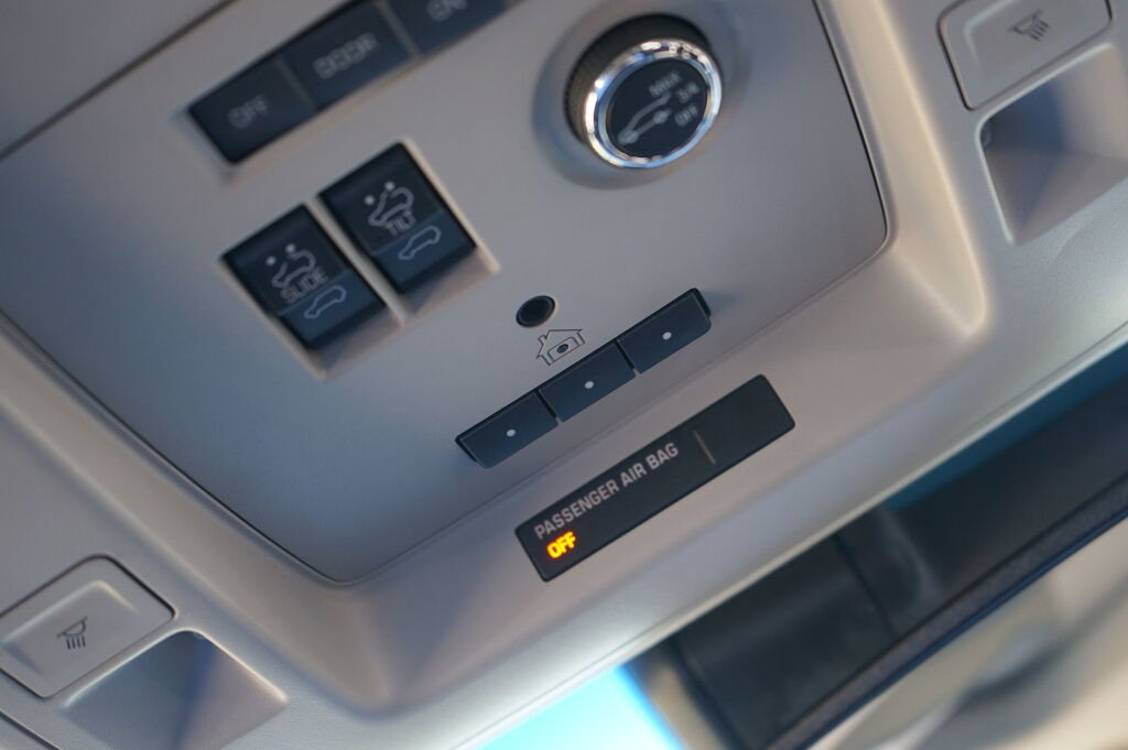 Used 2018 Chevrolet Suburban Premier AWD/4WD image 28