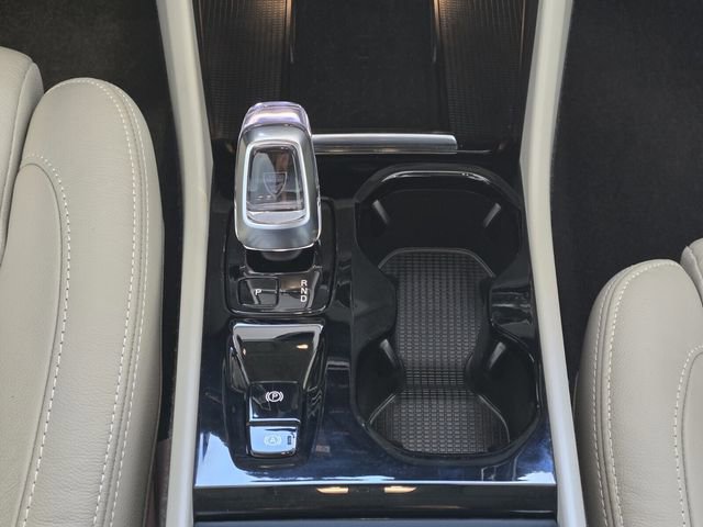 Certified 2023 Volvo XC40 B4 Plus w/ Protection Package Premier image 18