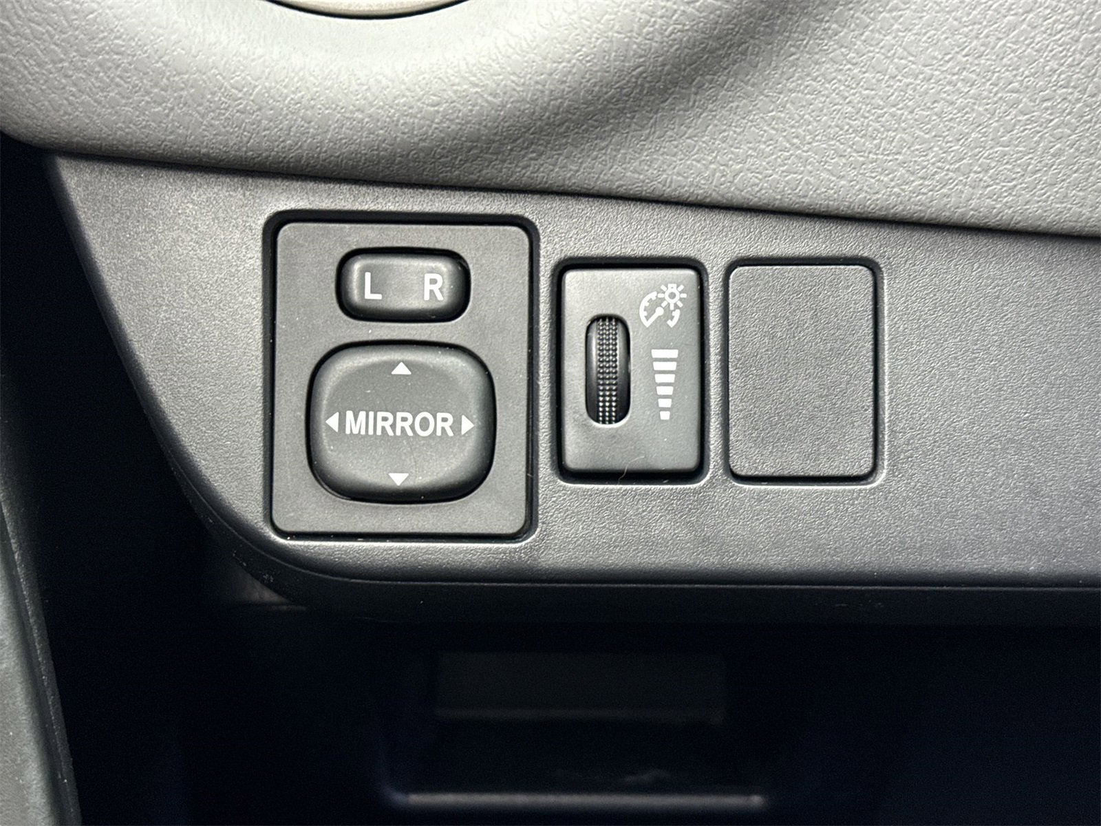 Used 2015 Toyota Yaris LE image 28