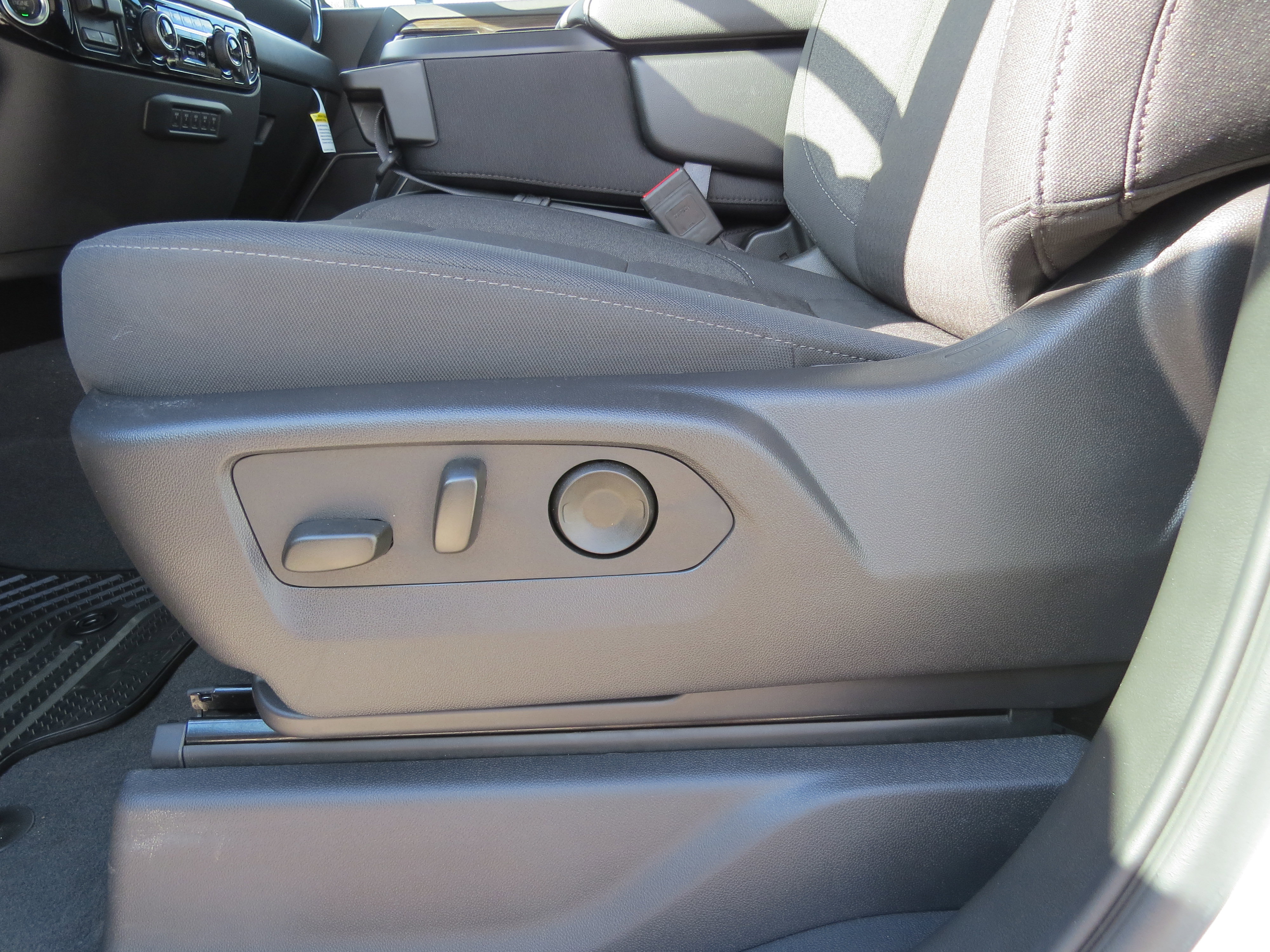 Used 2025 Chevrolet Silverado 2500 LT w/ Convenience Package AWD/4WD image 19