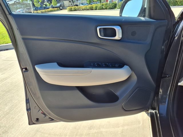 Used 2023 Hyundai Venue Limited FWD image 12