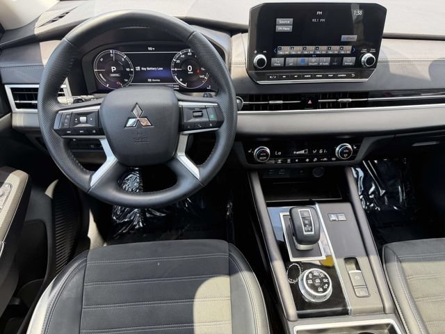 Used 2024 Mitsubishi Outlander SE AWD/4WD image 3