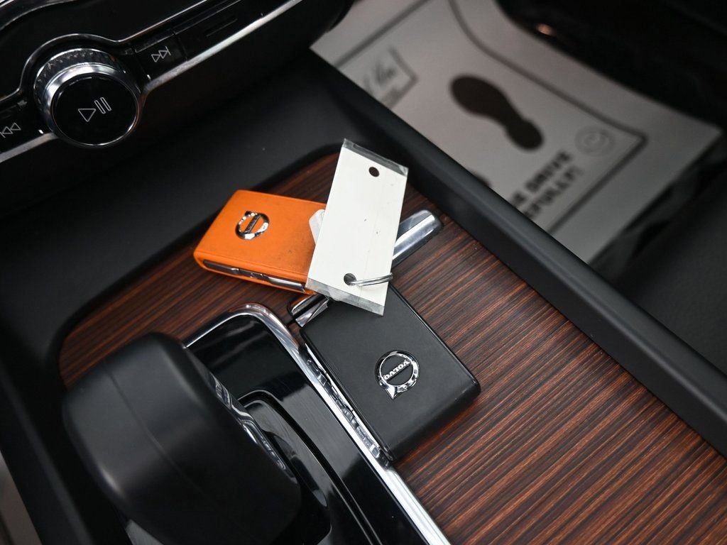 Used 2023 Volvo XC60 B5 Plus image 11