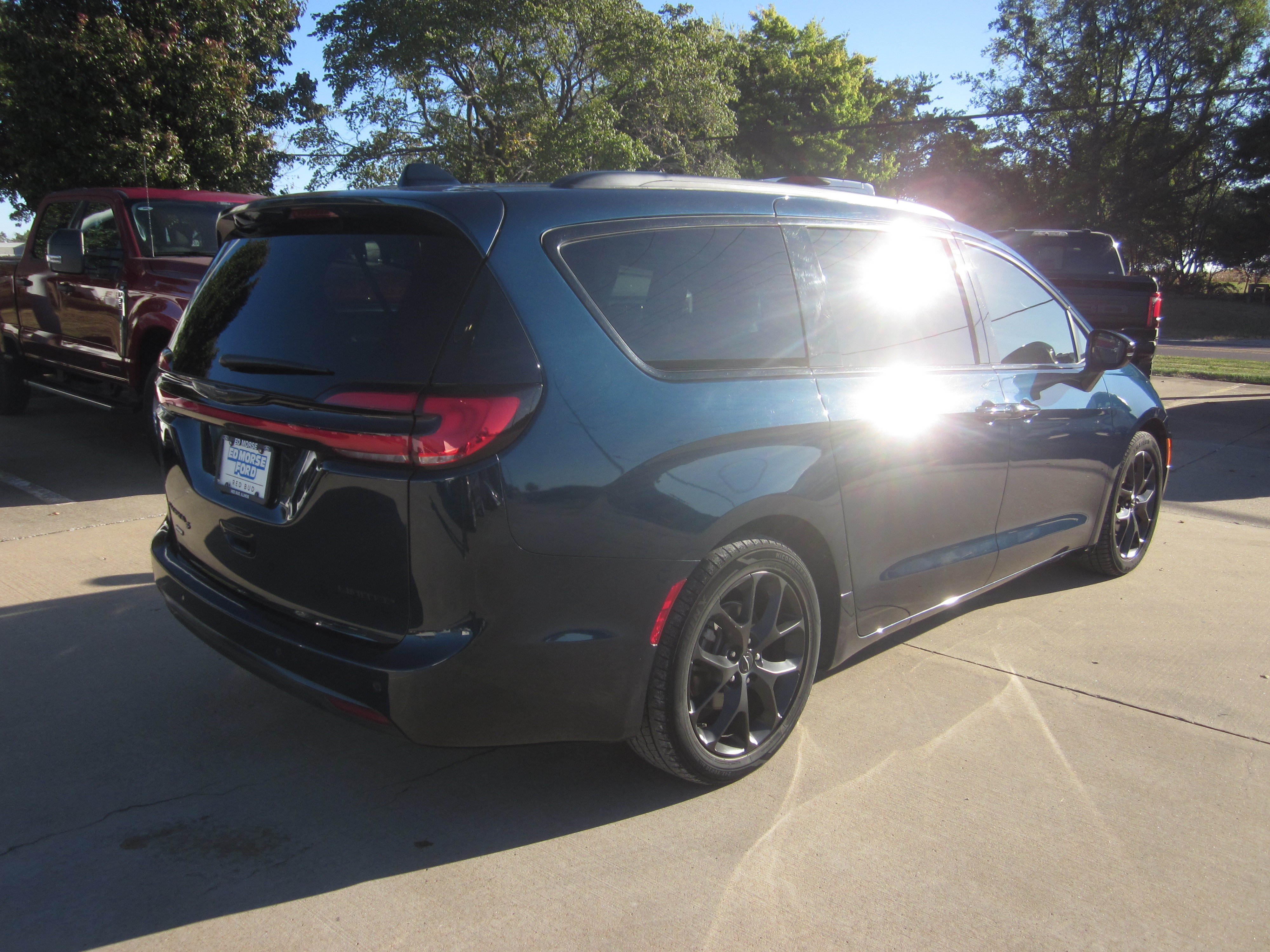 Used 2025 Chrysler Pacifica Limited FWD image 6