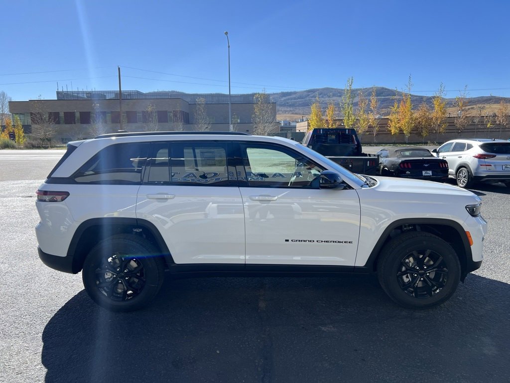 New 2025 Jeep Grand Cherokee Altitude image 6