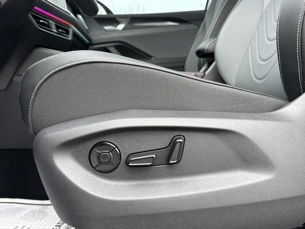 New 2025 Volkswagen Tiguan SE image 25