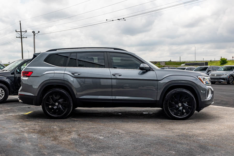 Used 2024 Volkswagen Atlas SE w/ Black Wheel Package image 4