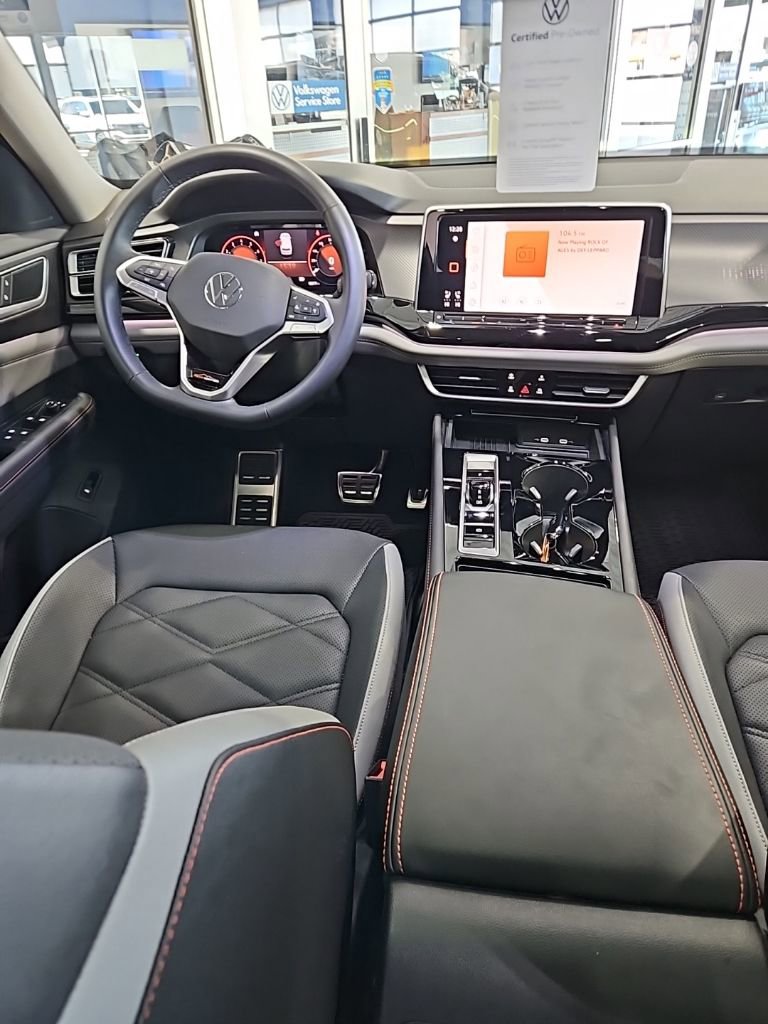 Used 2025 Volkswagen Atlas Peak Edition SE AWD/4WD image 28