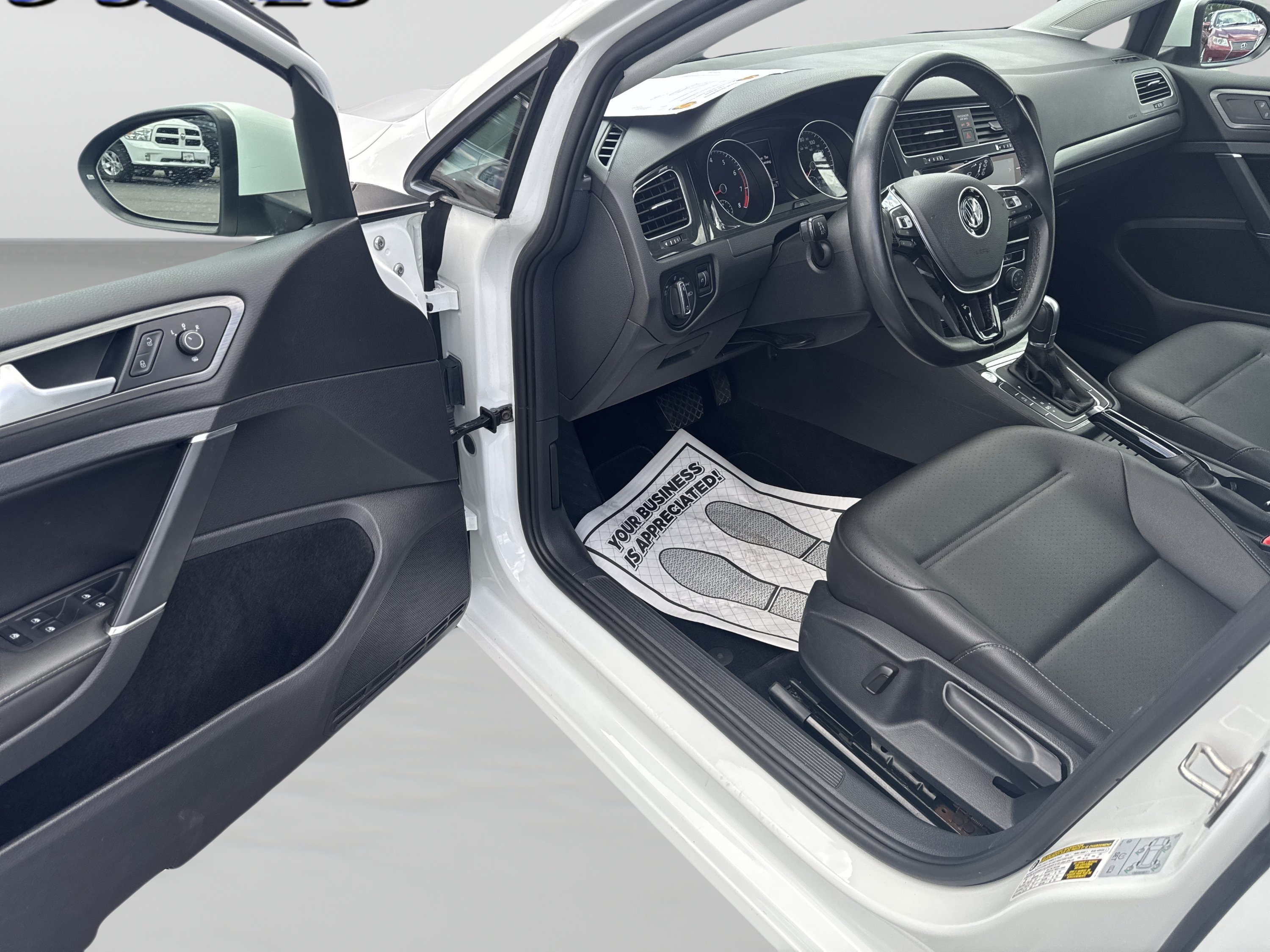 Used 2019 Volkswagen Golf SE FWD image 10