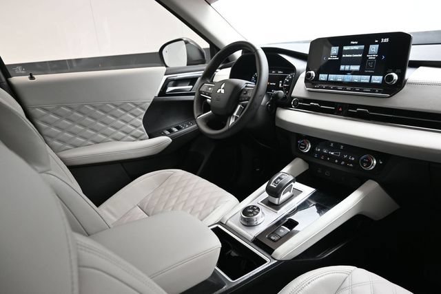 Used 2024 Mitsubishi Outlander SEL Black Edition FWD image 16