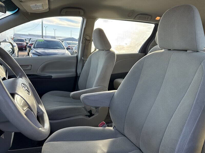 Used 2014 Toyota Sienna L image 14