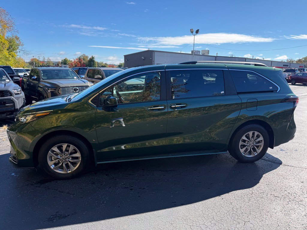 Used 2026 Toyota Sienna XLE AWD/4WD image 3