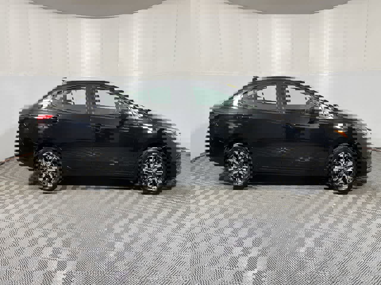 Used 2025 Nissan Versa SV image 8