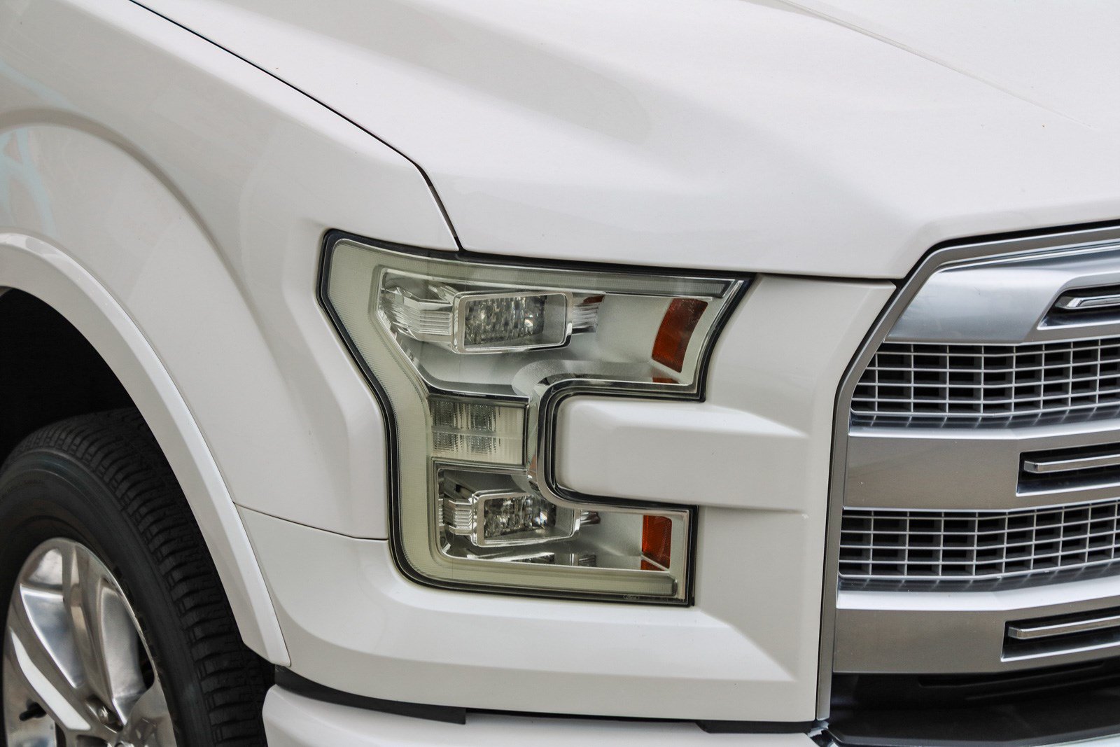 Used 2015 Ford F150 Platinum w/ Equipment Group 701A Luxury AWD/4WD image 5