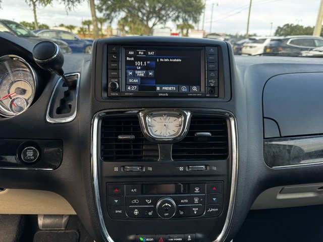 Used 2015 Chrysler Town & Country Touring w/ Driver Convenience Group image 27