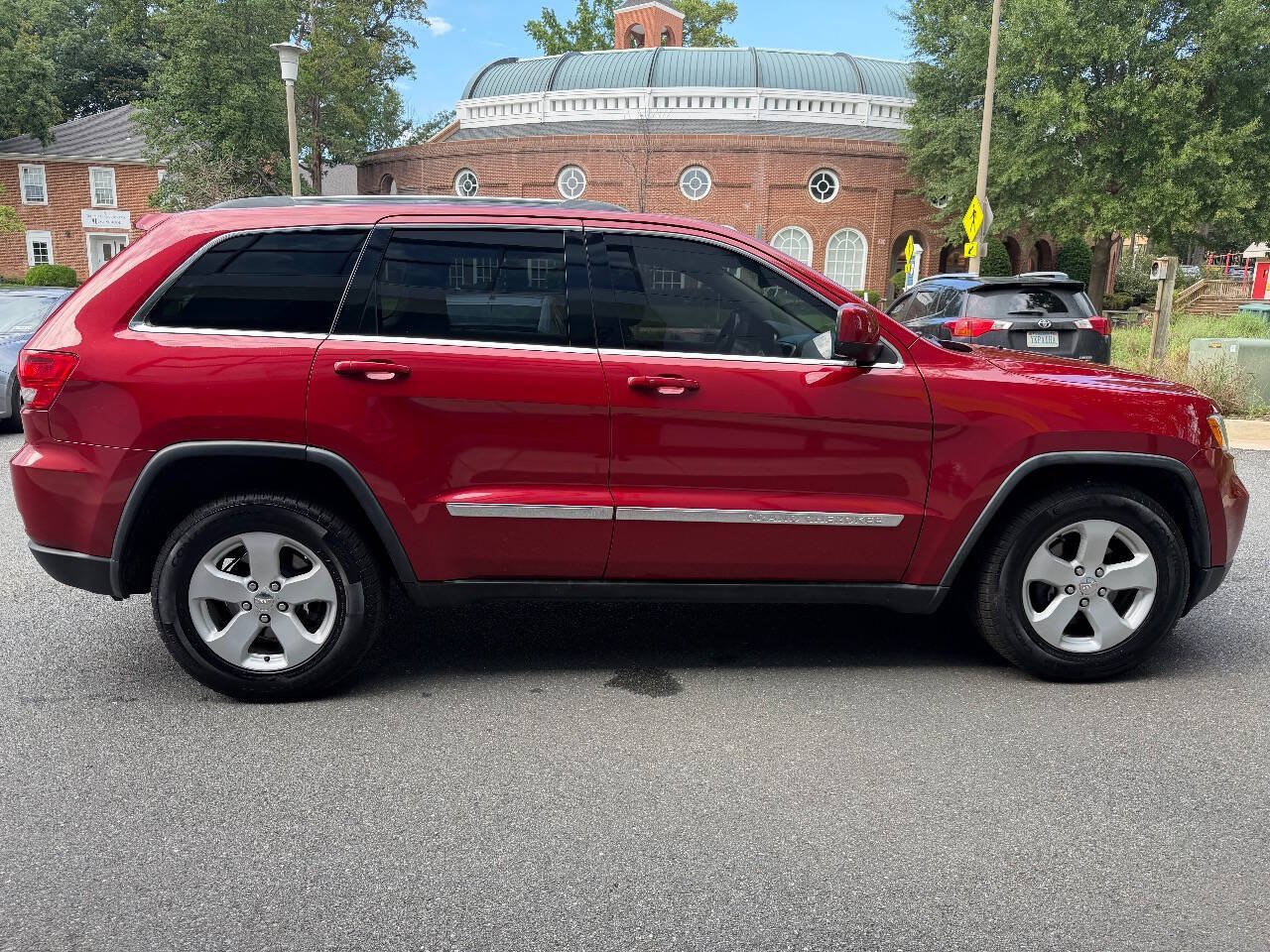 Used 2011 Jeep Grand Cherokee Laredo AWD/4WD image 7