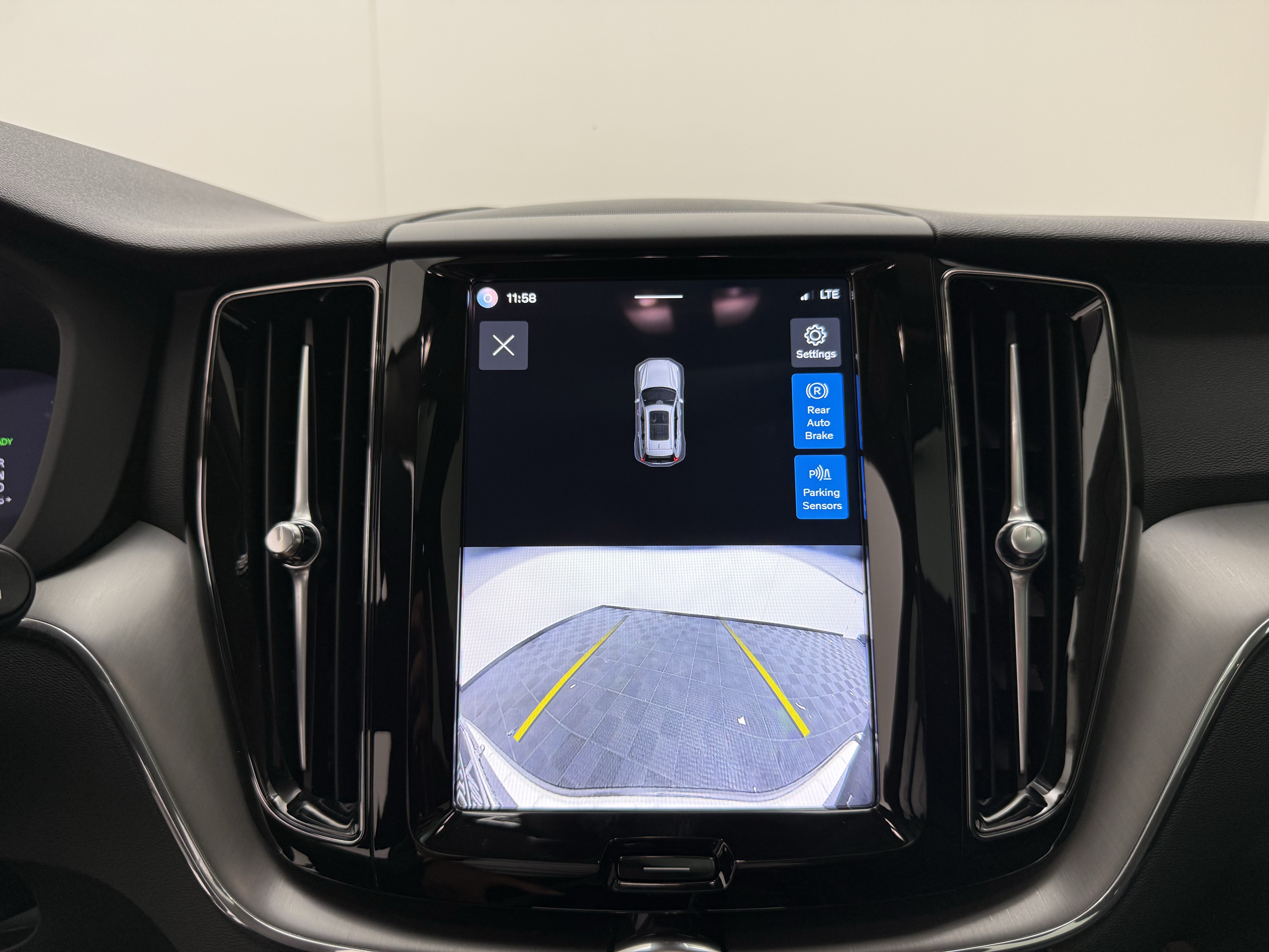 Certified 2025 Volvo XC60 T8 Core w/ Protection Package Premier AWD/4WD image 18