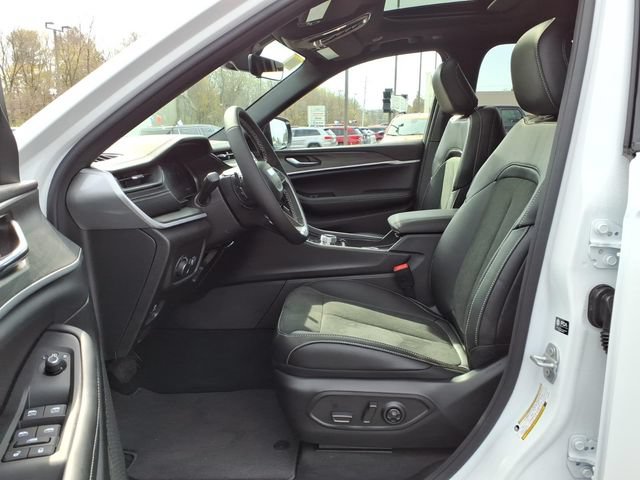 New 2026 Jeep Grand Cherokee Altitude AWD/4WD image 13
