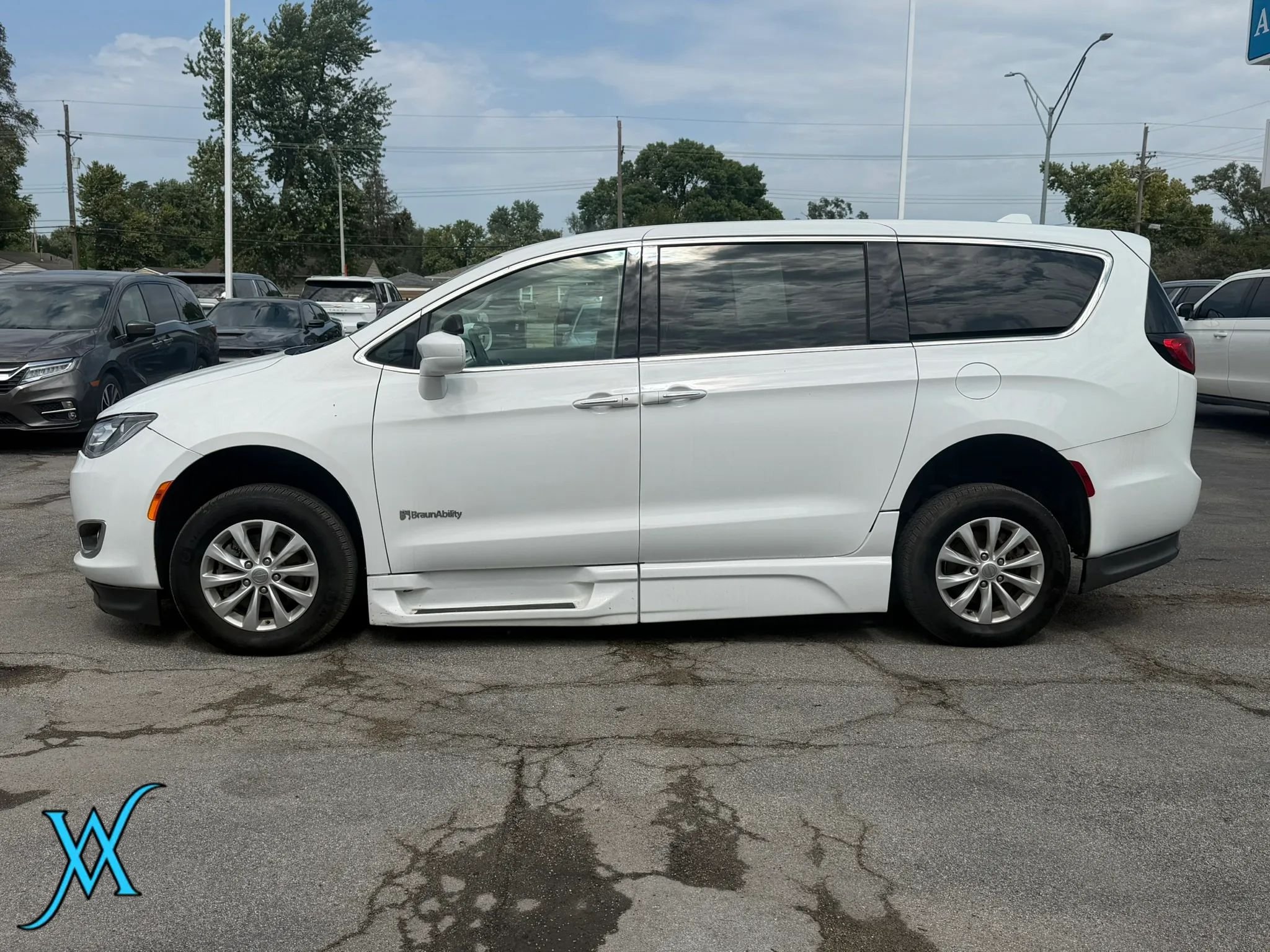 Used 2018 Chrysler Pacifica Touring Plus FWD image 4