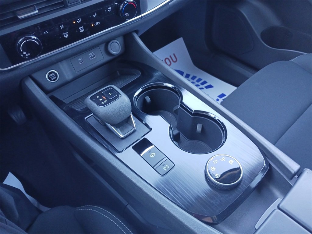 Used 2023 Nissan Rogue S image 11