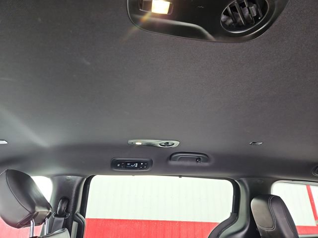 Used 2025 Chrysler Pacifica Select image 35