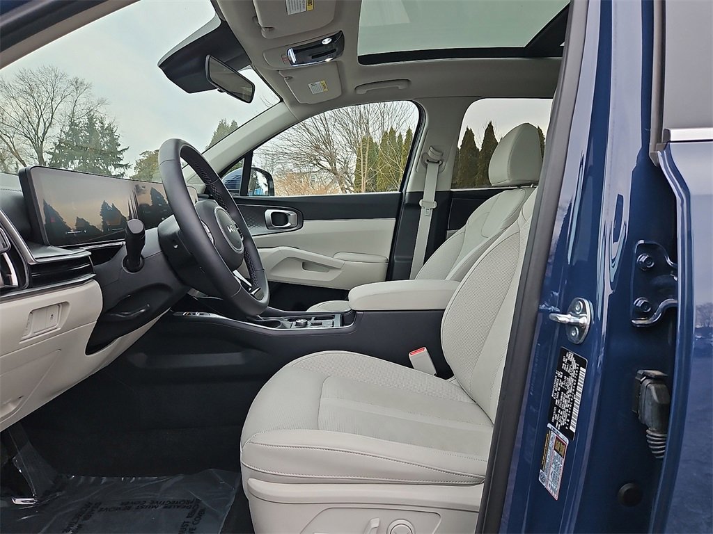 Certified 2025 Kia Sorento S w/ Panoramic Sunroof Package image 15