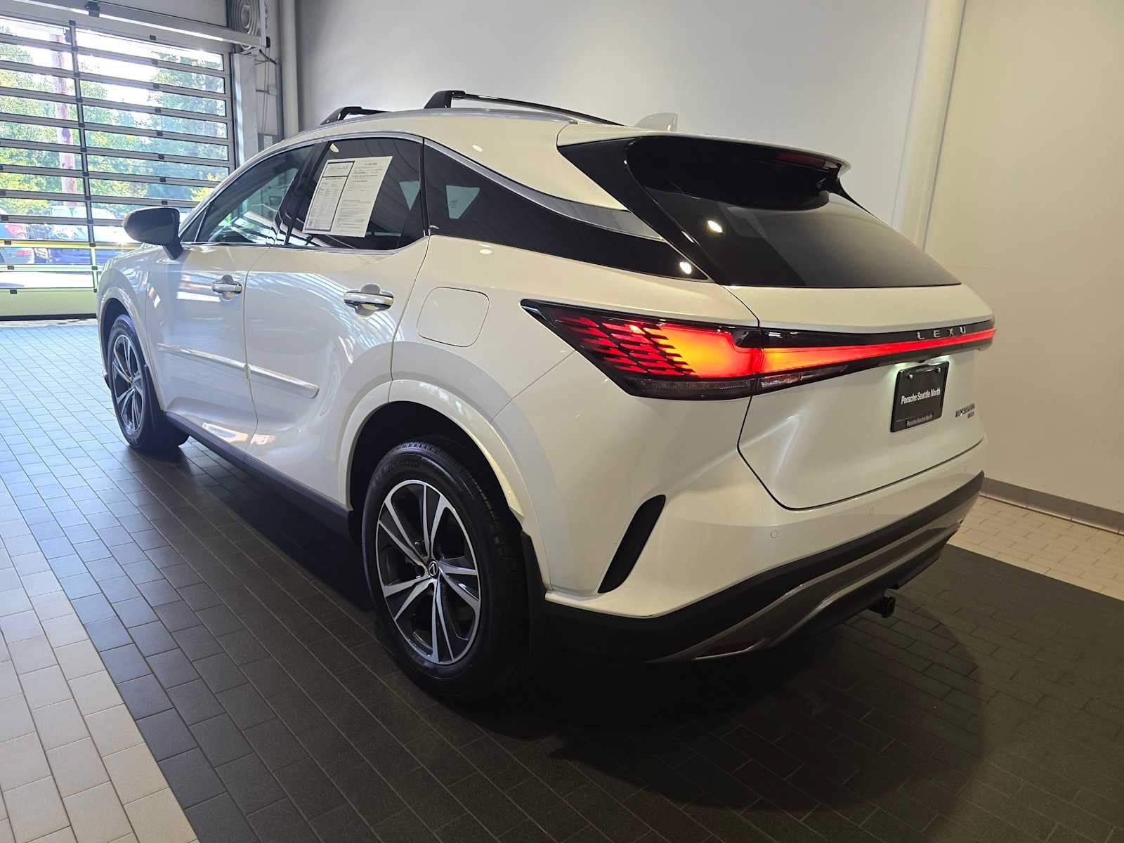 Used 2024 Lexus RX 350h AWD/4WD image 3